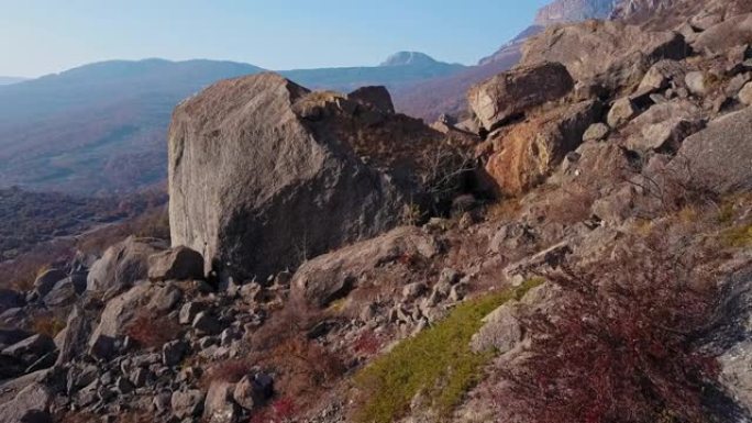 从上面看山脉。Dron飞越陡峭的山坡