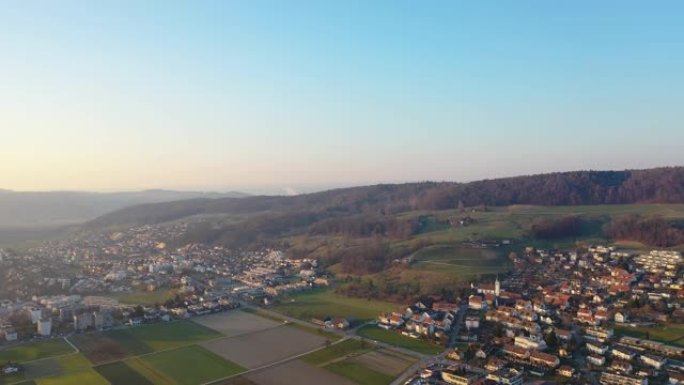 在阿尔高州一个名为Obersiggenthal的小村庄上空，乘坐无人机进行了令人惊叹的飞行。多么美丽