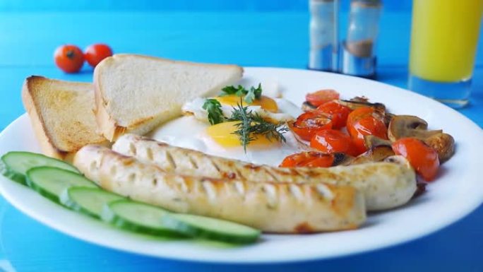 在炒鸡蛋的蛋黄上掉落香料特写在盘子上，早餐在蓝色背景上。早餐在白色盘子上旋转。4k慢动作视频。