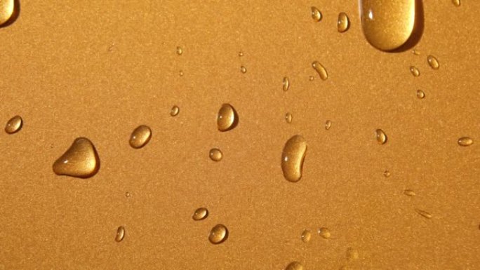 金青铜背景上的抽象水滴，宏观，气泡特写