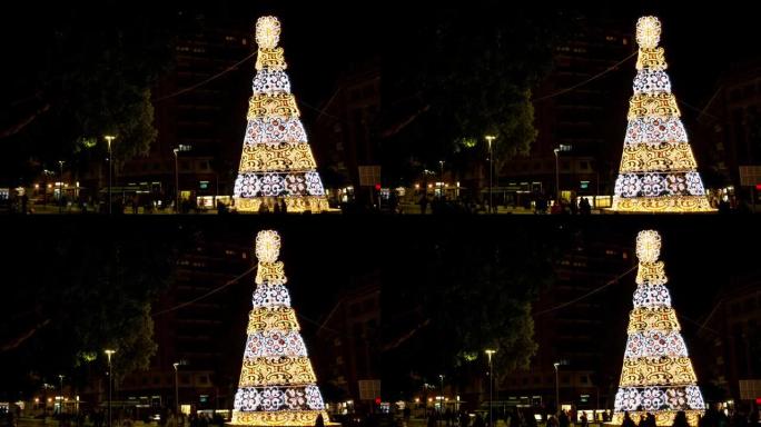 时间流逝的圣诞树在欧洲的一个广场上与人