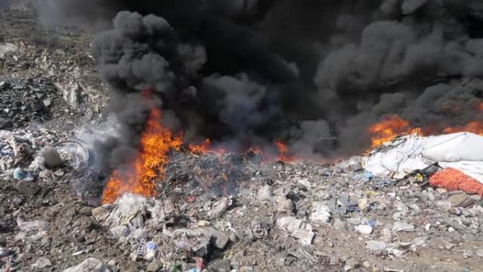 大型垃圾填埋场，燃烧着大量污染烟雾的垃圾。