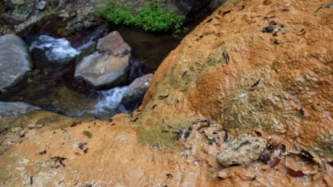 温泉硫磺水在岩石上下游流动。