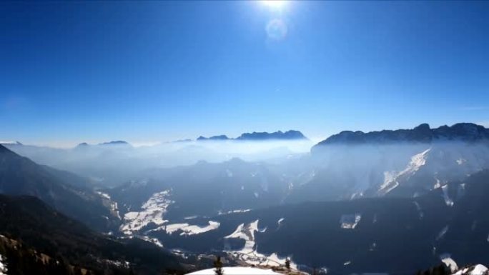 奥地利卡林西亚卡拉万克斯雪山山峰上弗赖贝格的风景。山谷的泽尔普法尔山村。霍霍比尔的观点。朱利安·阿尔