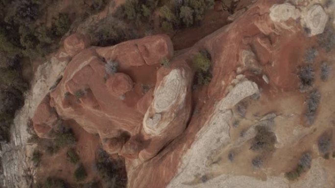 在干旱的科罗拉多州气候沙漠中，向上移动空中透视砂岩露头和侵蚀的岩石表面冬季晚风暴云层视频系列