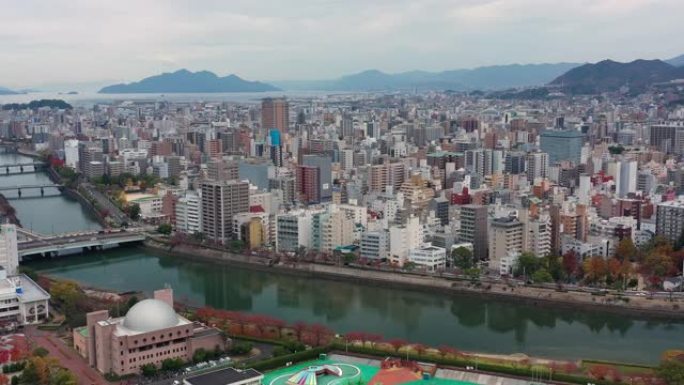 广岛城市景观鸟瞰图，现代日本城市的办公楼和摩天大楼-从亚洲上方看日本的景观全景