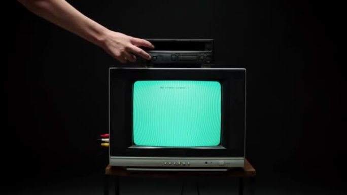 黑色背景上带有蓝屏的老式复古方形电视。老式电视，打开盒式录像机，电视设置概念，涟漪和干扰，搜索频道