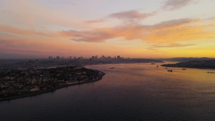 日出前伊斯坦布尔的城市景观博斯普鲁斯海峡令人惊叹的景色