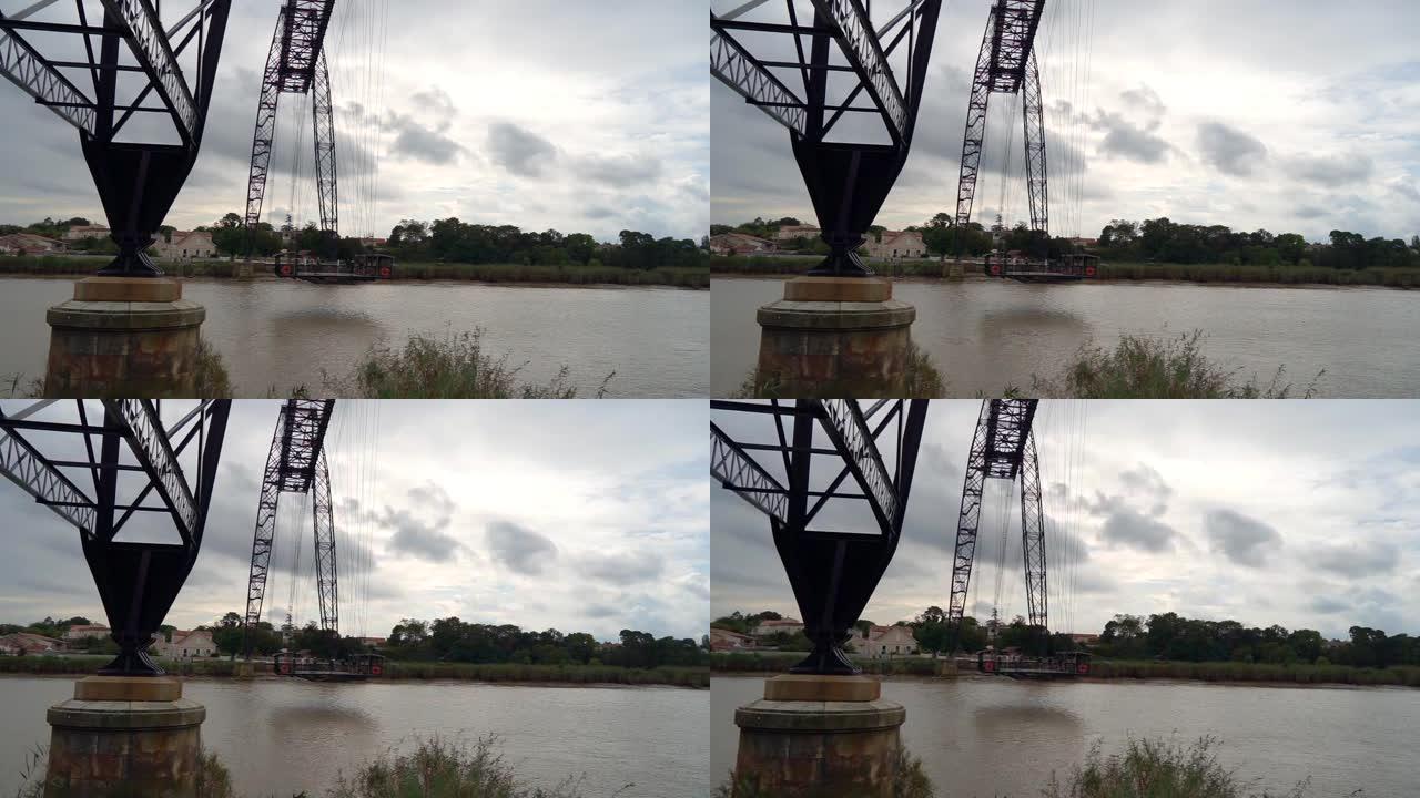 带有吊船的渡桥穿过夏朗德河。