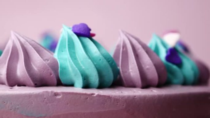 紫色和绿色的生日蛋糕
