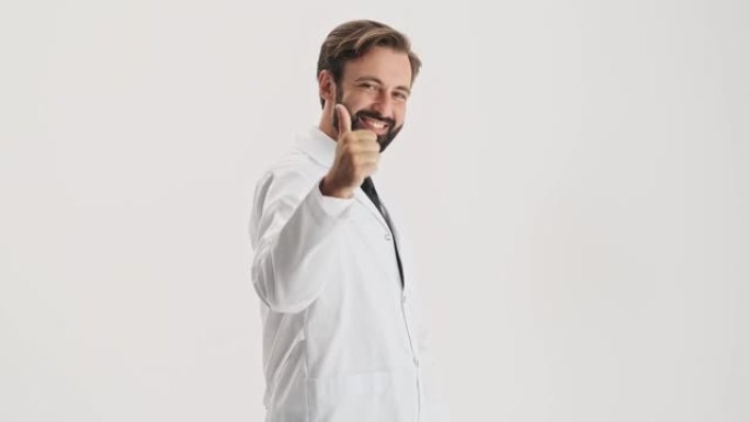 快乐男人医生微笑并显示拇指向上手势的侧视图