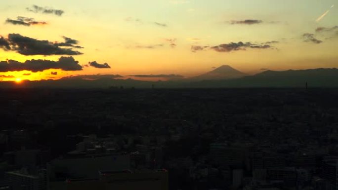 富士山和横滨黄昏的城市景观
