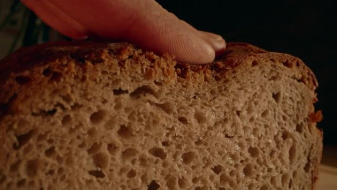 木制桌子上的有机健康自制面包
