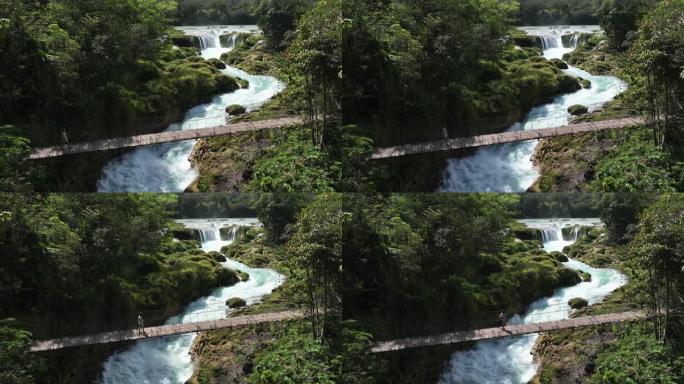在恰帕斯州拉斯努贝斯瀑布上的吊桥上行走的女人的鸟瞰图