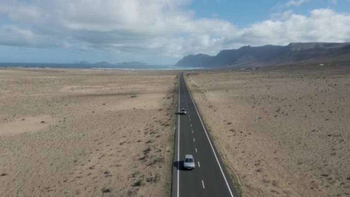 西班牙加那利群岛穿越沙漠的道路的鸟瞰图。