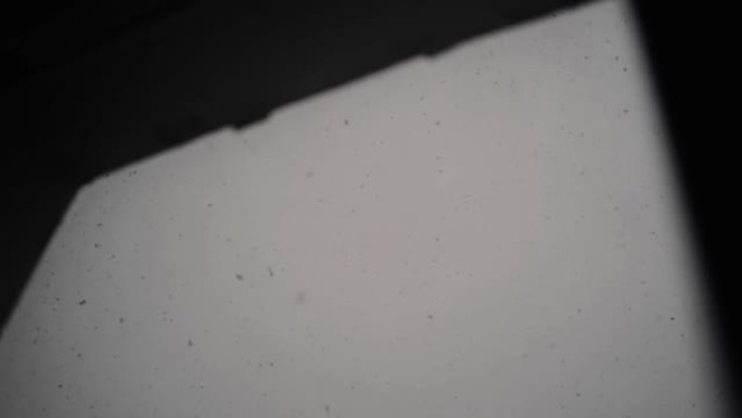窗外飘着大片雪花。窗外恶劣天气的慢动作拍摄