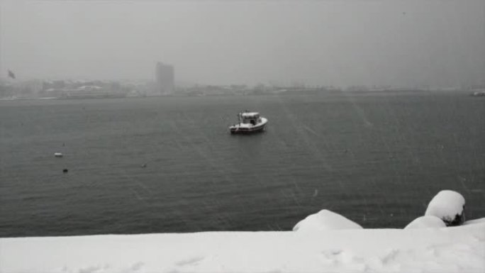 海上小船，在下雪的冬日