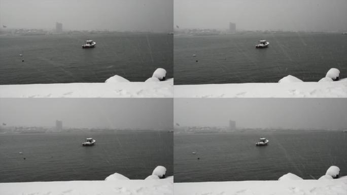 海上小船，在下雪的冬日