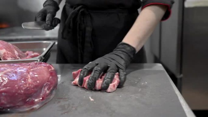 关闭生肉和女人屠夫用刀割肉。高质量4k镜头
