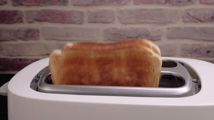 从烤面包机中取出的吐司片可用于健康早餐