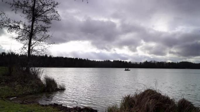 冬季阴天有渔船的湖泊