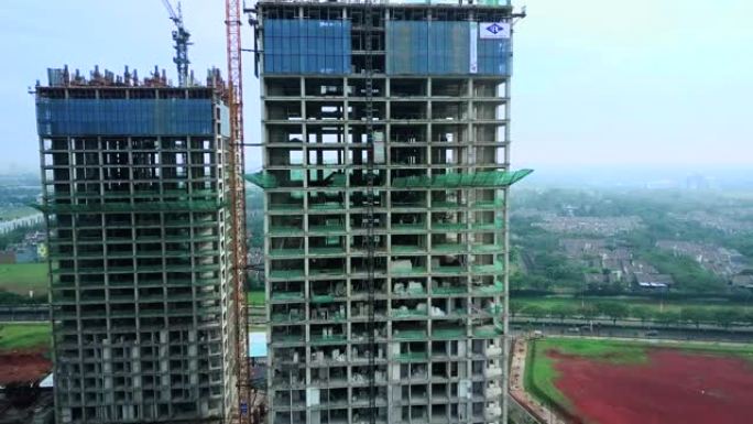 印度尼西亚南坦格朗。2017年5月03日: 正在建设的三栋公寓楼的录像。以4k分辨率拍摄