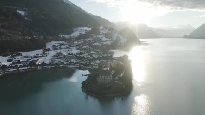 瑞士伯尔尼冬季布里恩泽湖Iseltwald的鸟瞰图。