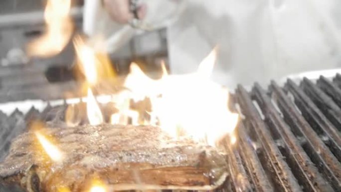 用火烧在铁板上烤熟的牛肉