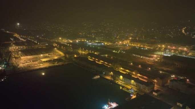 停靠在的里雅斯特港口的船只夜间鸟瞰图
