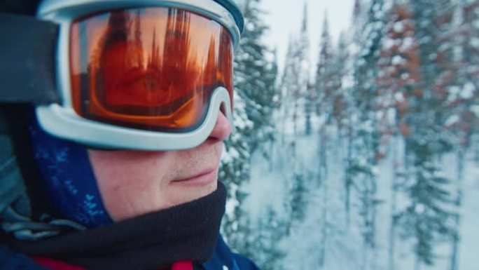 坐在升降椅上享受冬季森林的年轻人滑雪者的肖像