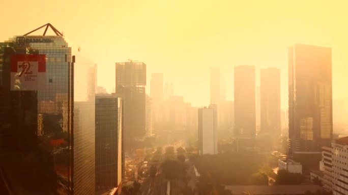 雅加达-印度尼西亚。2017年12月26日: 雅加达空中俯瞰摩天大楼，黄昏时冒烟或空气污染，以4k分
