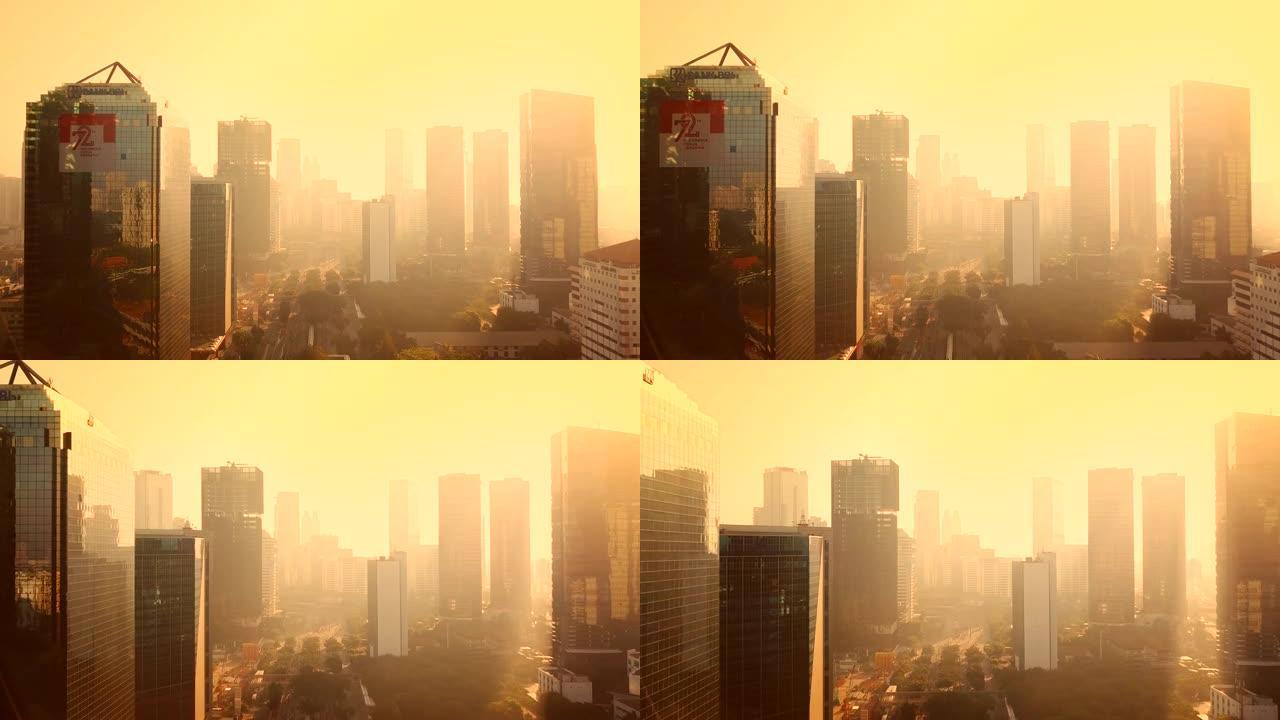 雅加达-印度尼西亚。2017年12月26日: 雅加达空中俯瞰摩天大楼，黄昏时冒烟或空气污染，以4k分