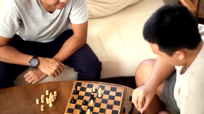 父子在家一起下棋青少年益智教育顶视图拍摄