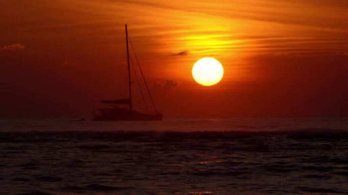 日落11时的游艇涨潮海浪夕阳