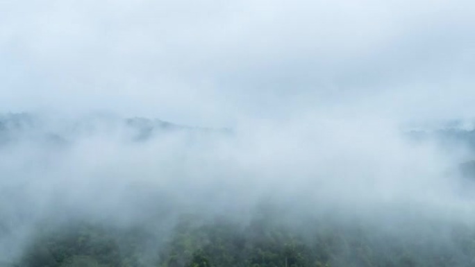 在夏季阴天的日出场景中，云在山上流过的时间流逝