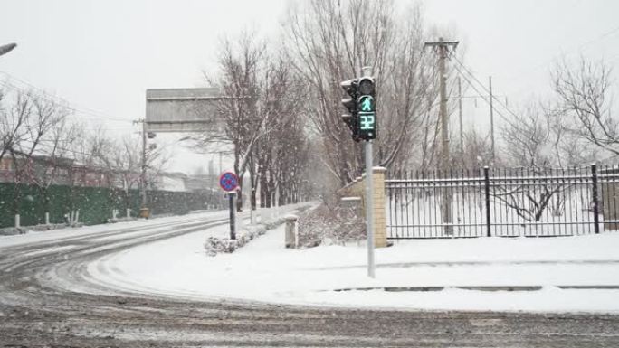 冬季雪中的道路