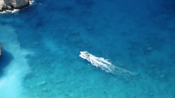 岛上的旅游游船在蓝色的海水中跳跃。俯视图