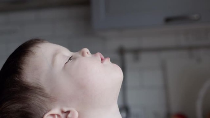 肖像高加索男婴儿童用药物漱口喉咙痛，漱口儿童