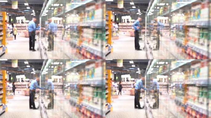 一名男性购物者进入超市寻找食品