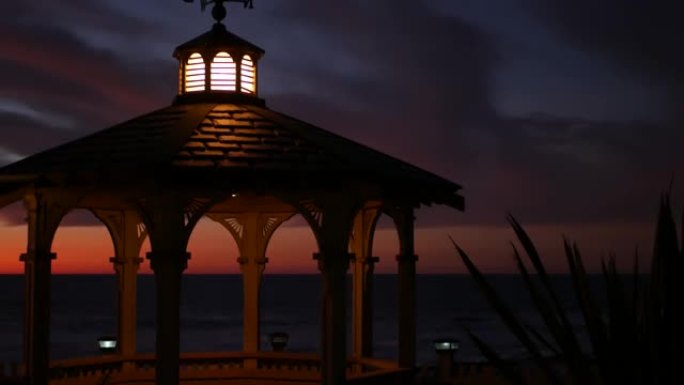 日落云景，海滩上的凉亭，黄昏黄昏，戏剧性的天空。壁龛和叶片