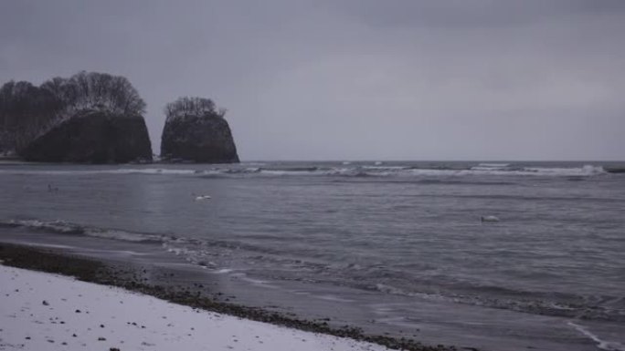 日本北海道网走市冬季Futatsuiwa岩石和海的镜头