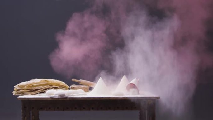 面粉爆炸。亚美尼亚面包-拉瓦什。面团。擀面杖。灰尘