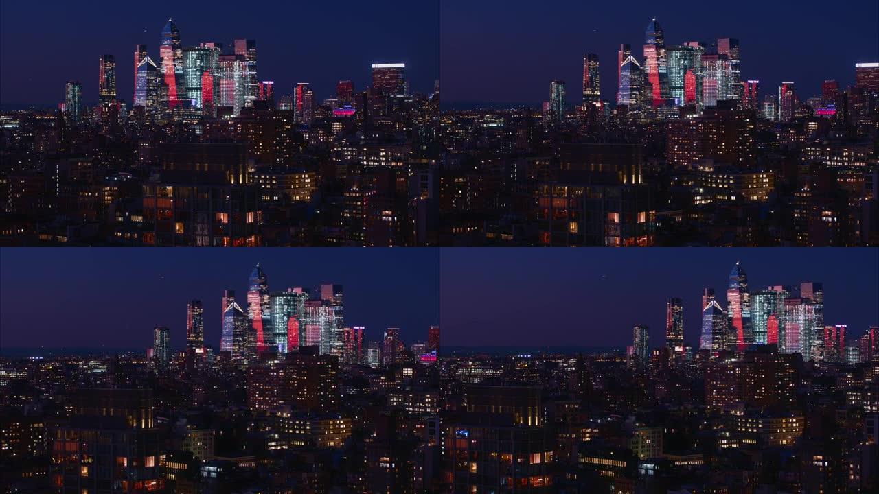 纽约曼哈顿的哈德逊广场在夜间照明。住宅区的远景。平移摄像机运动的航拍镜头。