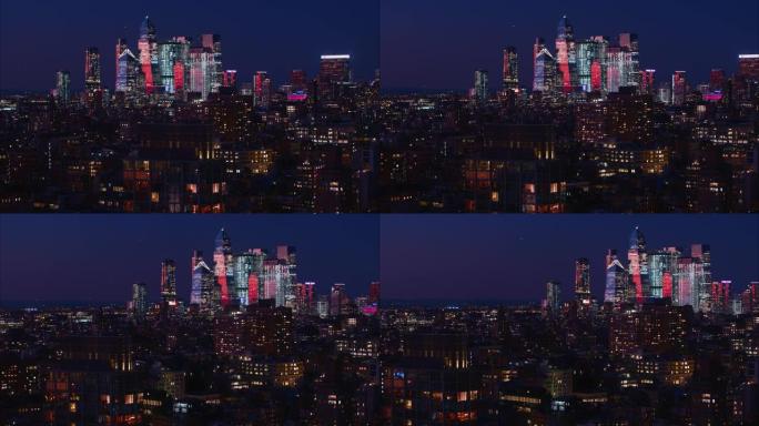 纽约曼哈顿的哈德逊广场在夜间照明。住宅区的远景。平移摄像机运动的航拍镜头。