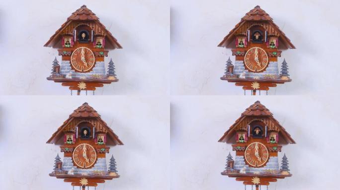 老式正宗木制布谷鸟钟以声音和自动布谷鸟的声音和自动布谷鸟在每个音符上移动，挂在家里的墙上，前视图