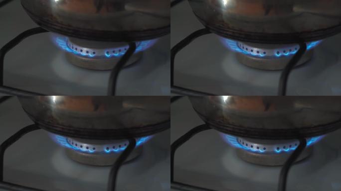 燃气灶上的锅。家庭炉灶起火的特写镜头。带有燃烧的丙烷火焰的煤气炉。产业资源与经济的概念