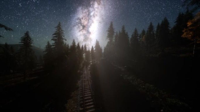 铁路和森林上方的银河系