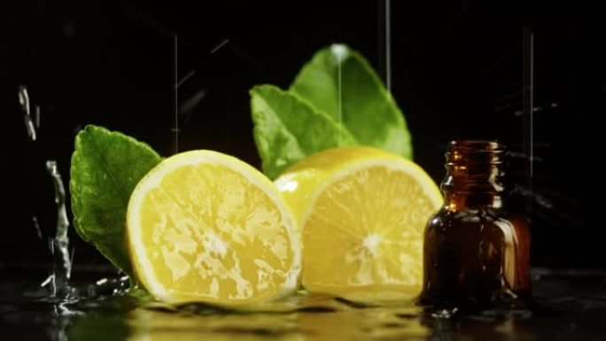 柠檬的一半和瓶装水特写，柠檬汁。下雨，黑色背景上的香气血清。液体柑橘提取物，护肤常规，水疗概念。传统