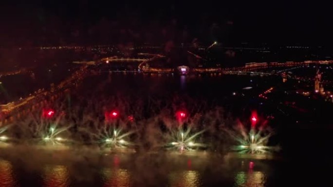 空中视频巨大而美丽的烟花在涅瓦河水域上空表演，每年庆祝学生的假期，晚上在俄罗斯圣彼得堡，城市的地标
