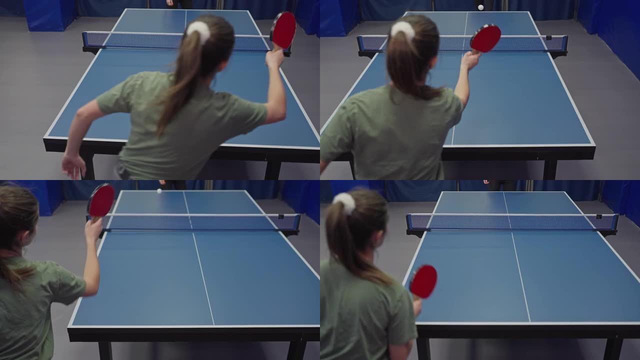 两名年轻女子打乒乓球